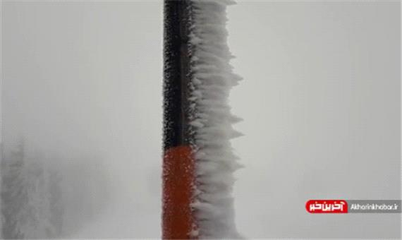 یخ بستن تیرهای فلزی در اثر برف و سرما