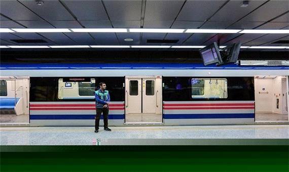عکس جالب یک مرد از ترس کرونا در متروی تهران