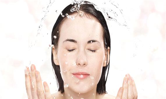 10 اشتباه بزرگ که در هنگام شستن صورت مرتکب می شوید