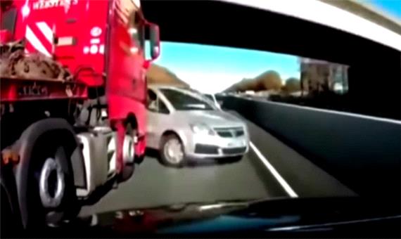 تصمیم دیوانه‌وار راننده خودروی سواری در یک بزرگراه