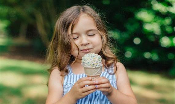 چرا نباید به کودک زیر یک سال بستنی داد؟/ نکات مهم در مورد بستنی خوردن کودکان