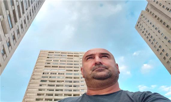 چهره ها/ سلفی مهران احمدی با ساختمان‌های سر به فلک کشیده