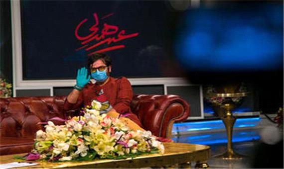 عباس غزالی با ماسک و دستکش در برنامه زنده
