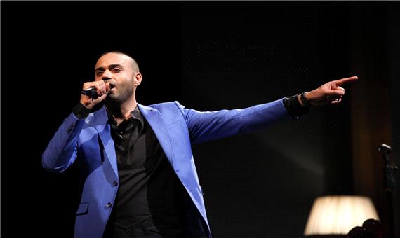 اجرای زنده آهنگ «بی تاب» توسط حمید حامی