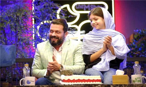 سورپرایز تولد پژمان بازغی با حضور دختر و همسرش در برنامه زنده