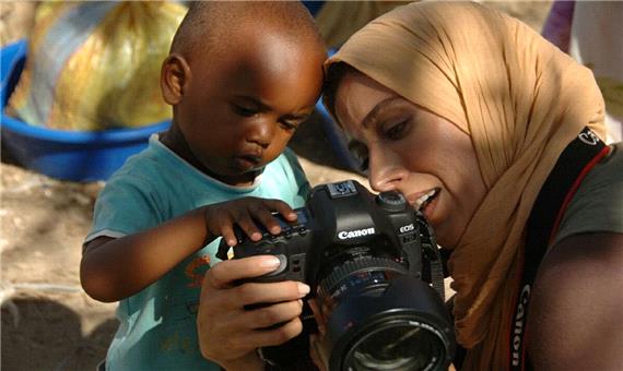 چهره ها/ عکس مهتاب کرامتی با کودک کنیایی