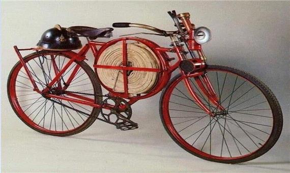 تصویری از دوچرخه آتش نشانیِ صد سال پیش با تجهیزات چشم گیر!