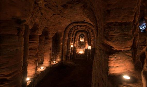 غار رازآلودِ کاینتون در انگلستان