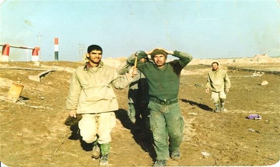 روایت یک عکس جنجالی؛ ماجرای اسیر کردن دو فرمانده عراقی با دست خالی