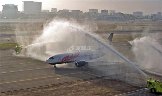 چرا برای هواپیما در باند فرودگاه قوس آب درست می‌کند؟