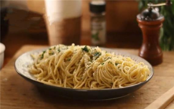 آموزش طرز تهیه ماکارونی پنیری پیاز همراه با لیمو و جعفری