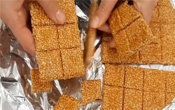 طرز تهیه سوهان کنجدی خانگی :: بسیار ساده