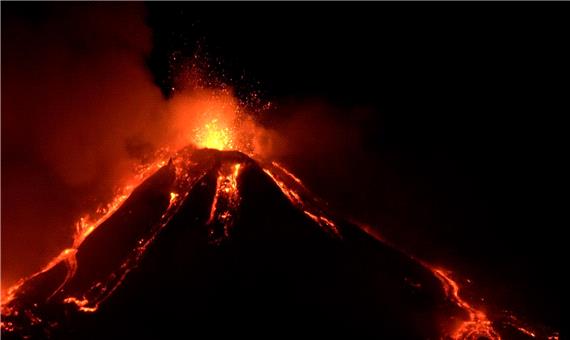 تصاویری دیدنی از گدازه‌های آتشفشان کوه اتنا در ایتالیا