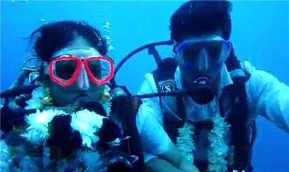 پیوند ازدواج زوج هندی در زیر آب!