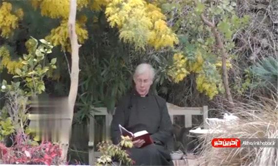 دزدیدن پنکیک پدر روحانی در برنامه زنده تلویزیونی!