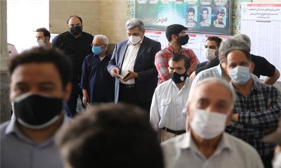 حضور شهردار تهران در مسجد النبی برای شرکت در انتخابات