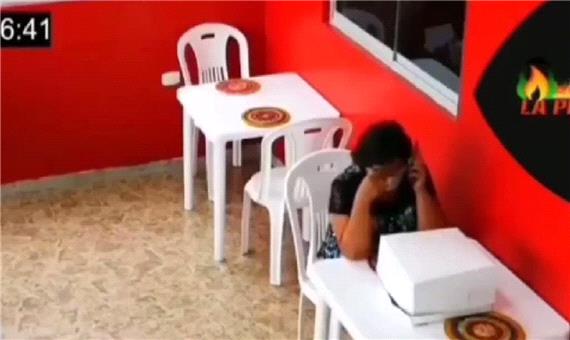 غافلگیری جالب کارمندان رستوران برای یک زن تنها