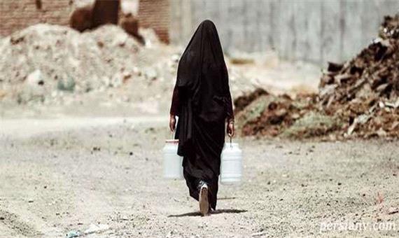 تلاش زن خوزستانی برای باز کردن راه آب و مقابله با خشکسالی