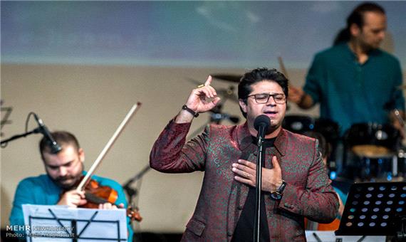 اجرای آهنگ‌ های قدیمی و ماندگار در کنسرت حجت اشرف‌زاده