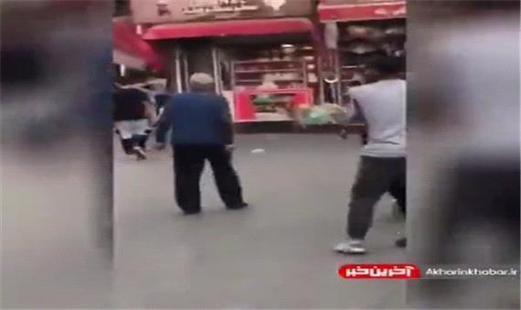 ویدئویی از فردی که با تبر و چاقو به شهروندان گرگانی حمله می‌کند