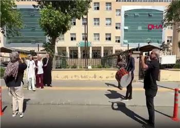 جشن طلاق با ساز و دهل جلوی دادگاه خانواده | عکس