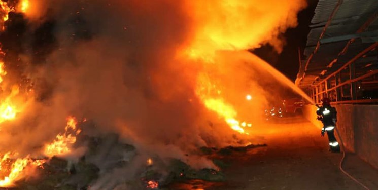 حریق گسترده در سوله نگهداری خودروهای آفرود در بزرگراه آزادگان