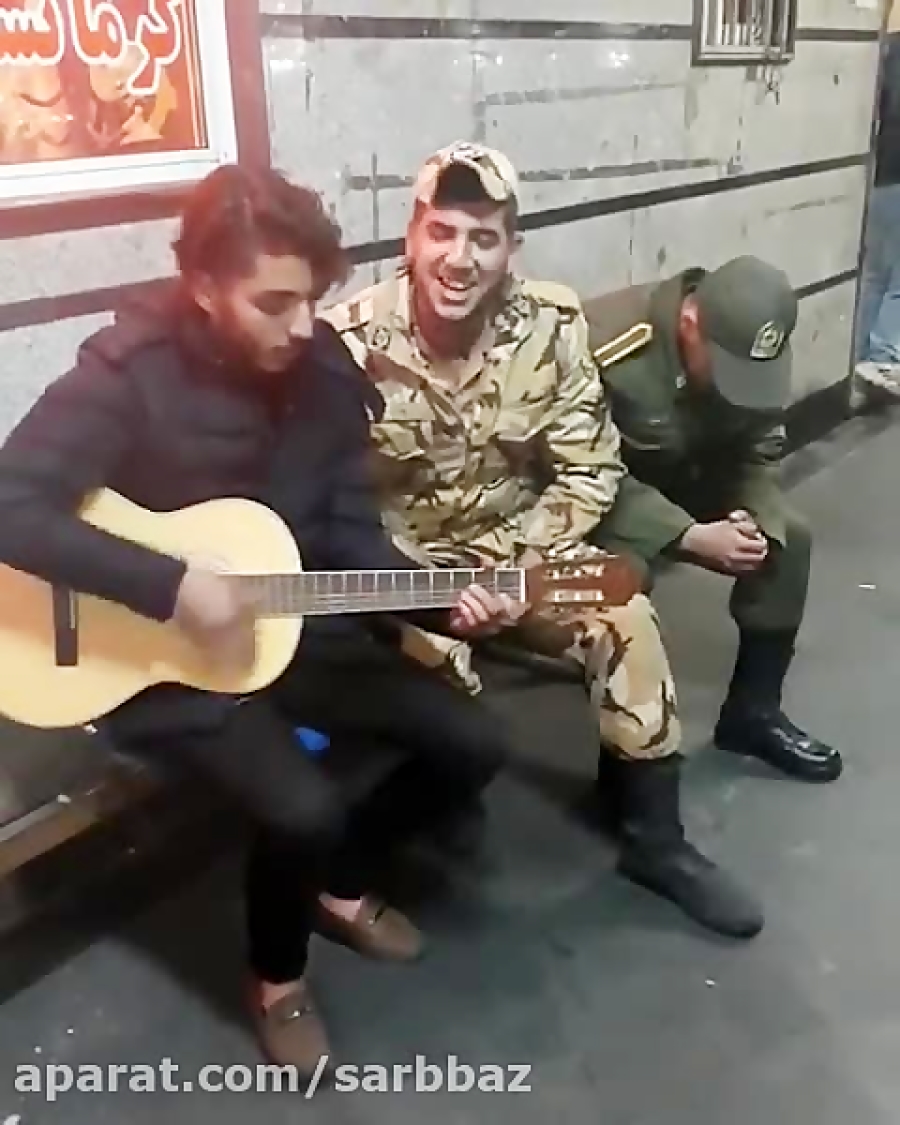 آواز خوانی احساسی و غمناک سرباز در لباس خدمت