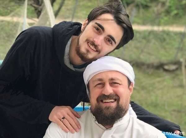 سید حسن خمینی در حال اصلاح سر پسرش هادی