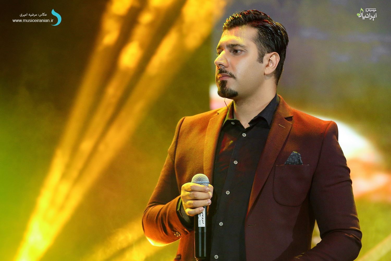 اجرای احسان خواجه امیری از یک آهنگ پاییزی