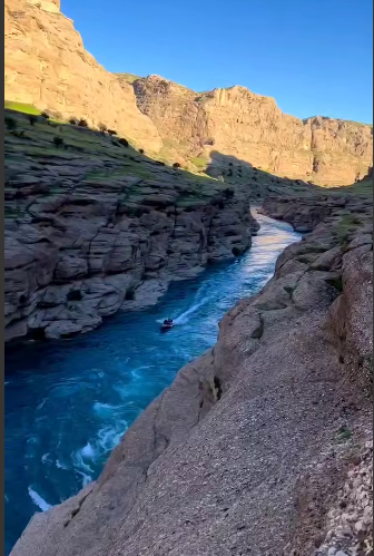 گذر خروشان آب دز از میان دره ی زیبا