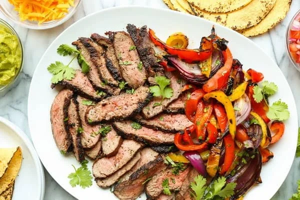 طرز تهیه رول نان تست با مرغ فاهیتا خامه‌ای