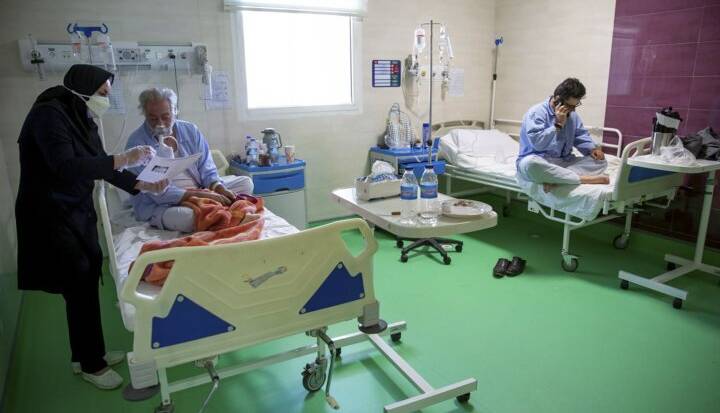 وزیر بهداشت: افراد فاقد بیمه درمانی روی تخت بیمارستان بیمه می‌شوند