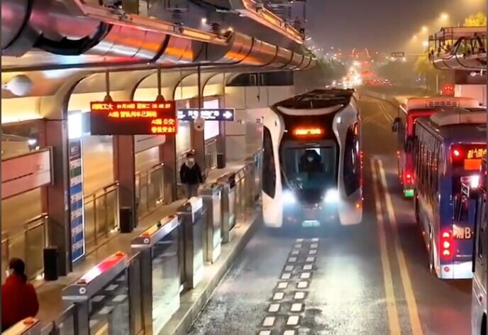 اولین تراموای بدون ریل جهان در چین