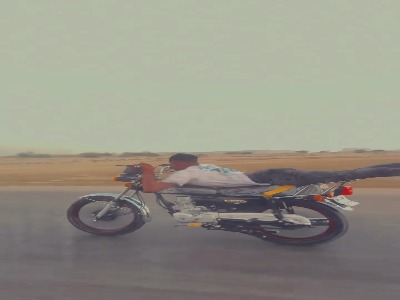 ویدیوئی از حرکات عجیب و خطرناک با سرعت ۱۲۰ کیلومتر در جاده!