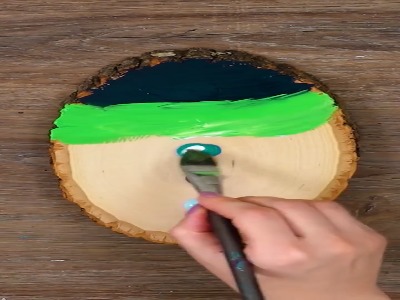 یک نقاشی جذاب روی تنه درخت