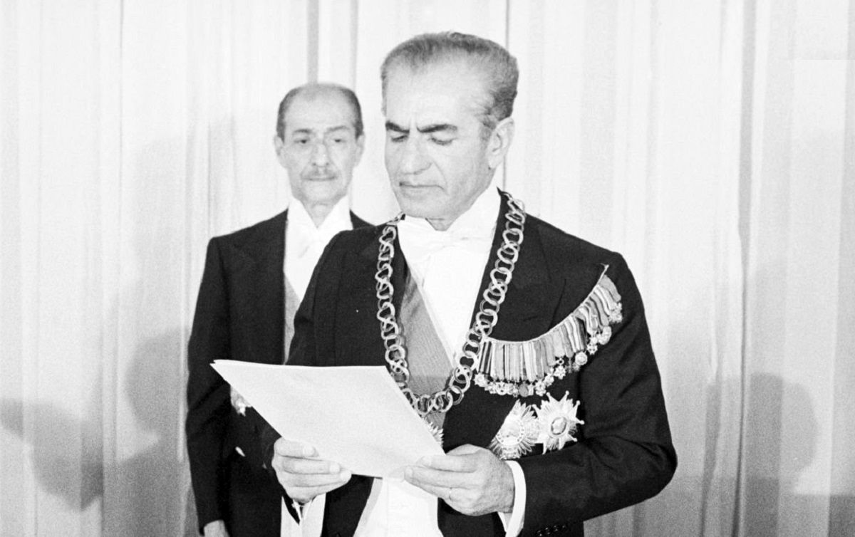 سفر در زمان؛ «محمدرضا پهلوی و فرح» در فرودگاه مهرآباد؛ خرداد ۱۳۵۷/ عکس