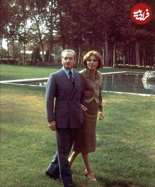 سفر در زمان؛ محمدرضا پهلوی و فرح دیبا در حال قدم زدن در آمریکا؛ سال ۵۵/ عکس