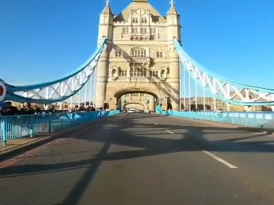 تاور بریج یکی از مشهورترین سازه‌ها و پل‌های لندن