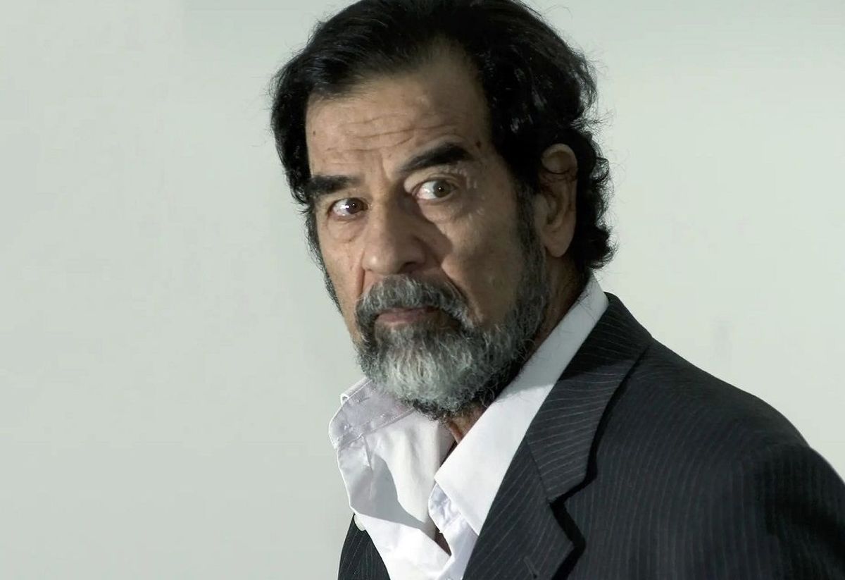 سفر در زمان؛ «صدام حسین» در حال بازدید از یک خانواده کشاورز در موصل؛ سال ۱۳۶۲