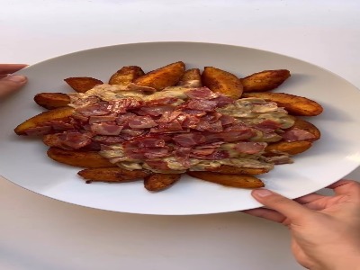 طرز تهیه سیب زمینی تنوری با سس قارچ