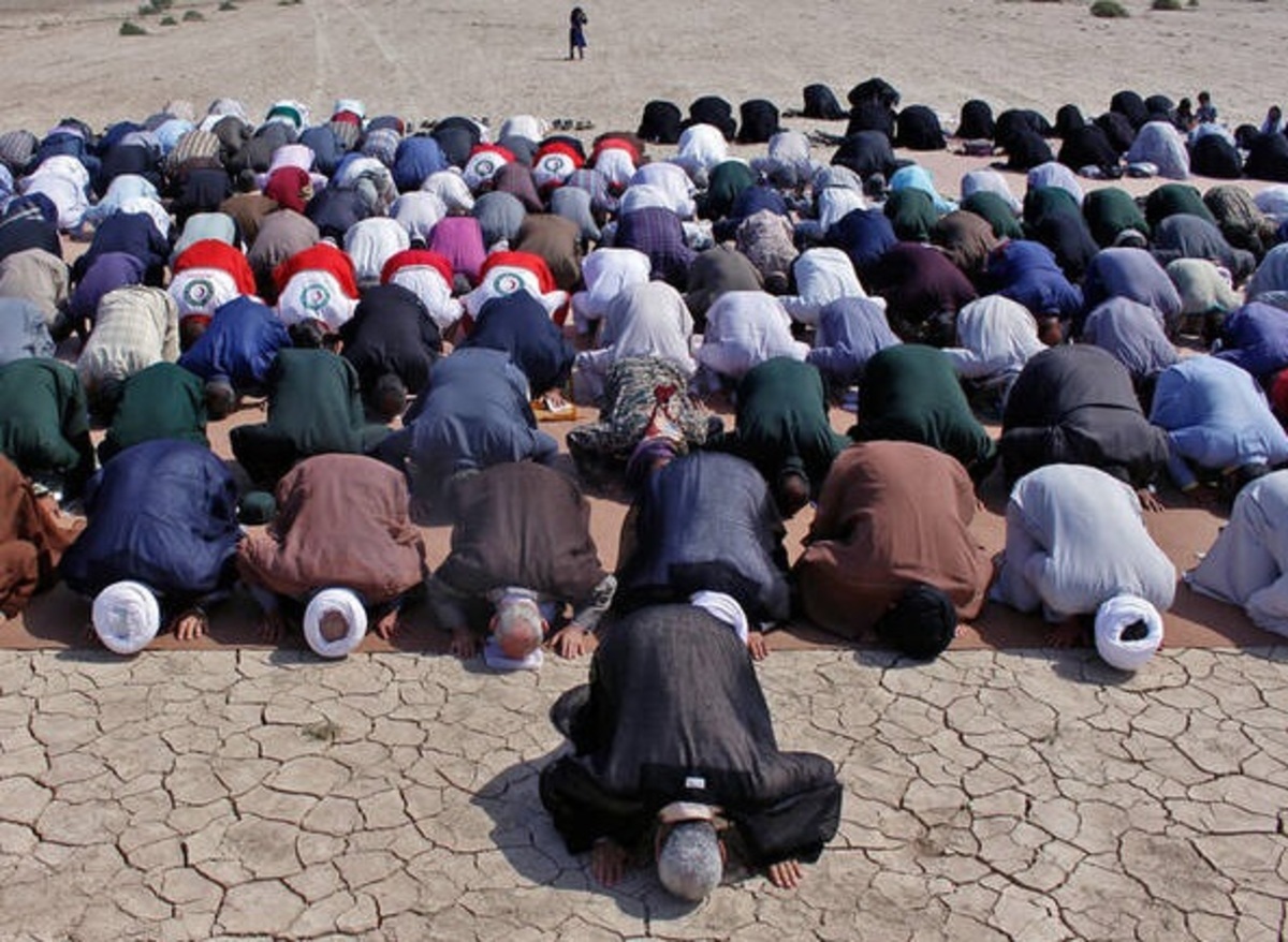 اقامه نماز طلب باران توسط مردم بجنورد