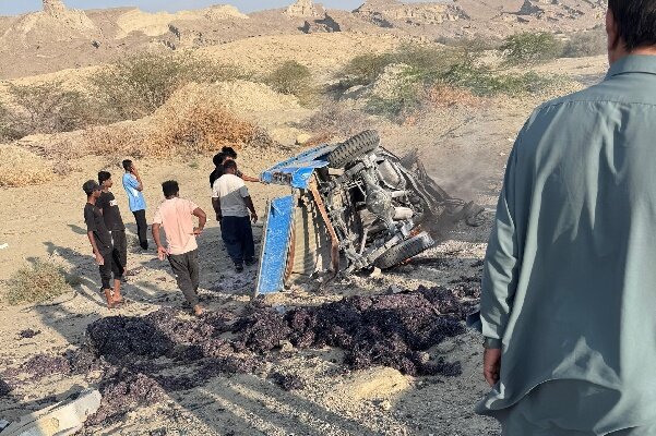 واژگونی آتشین وانت؛ ۳ عضو یک خانواده جان باختند