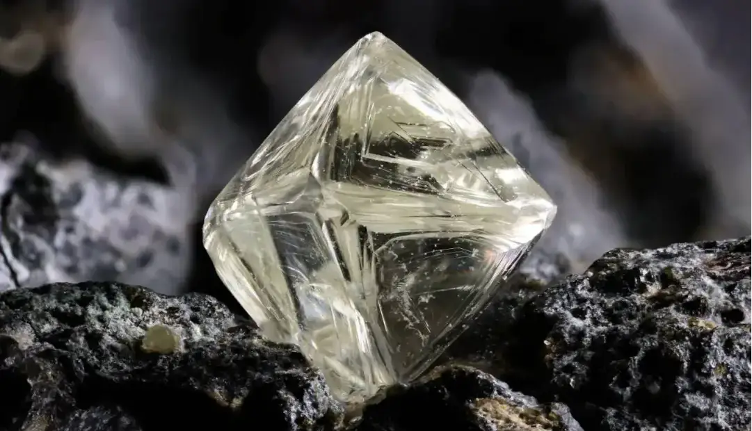 چرا ۷۰ درصد الماس‌های دنیا از یک نوع آتشفشان عجیب می‌آیند؟