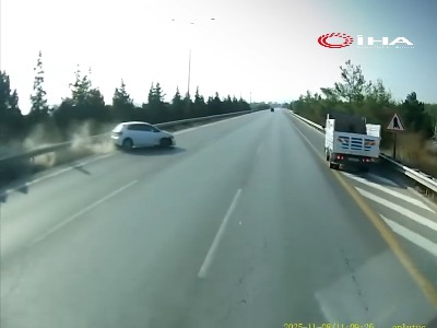 برخورد یک خودرو با وسیله نقلیه متوقف در لاین چپ بزرگراه