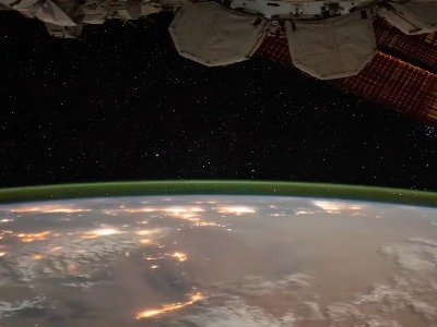 زمین در دلِ شب؛ نمای خیره‌کننده از فضا