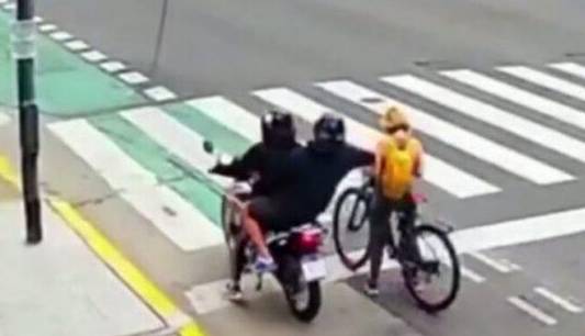 سرقت خشونت‌آمیز از توریست روسی پشت چراغ قرمز