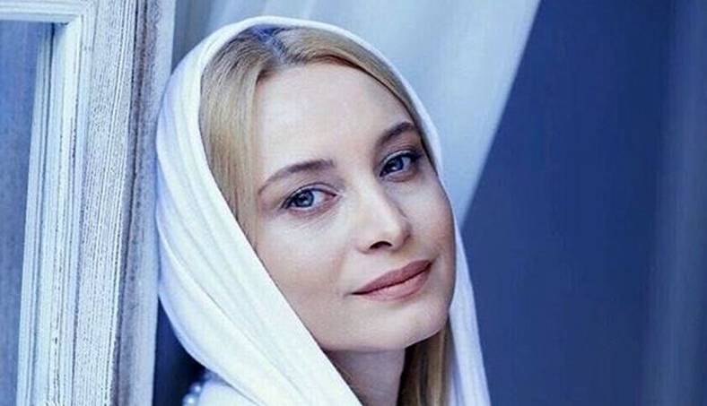 عکس خانم بازیگر تلویزیون و برادرش در حوالی برج خلیفه