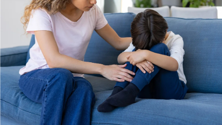 کودکانی که نمی‌توانند دوست پیدا کنند: علل، نشانه‌ها و راهکارها