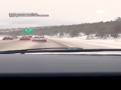 مهارت راننده شاسی‌بلند پس از انحراف در بزرگراه برفی