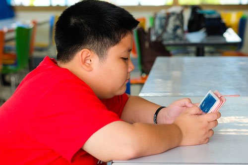 چاقی در انتظار کودکانی که زود گوشی به دست می‌شوند